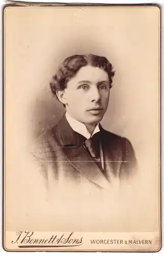 Fotografie J. Bennett & Sons, Worcester, 8, Broad St., Portrait junger Herr im Anzug mit Krawatte