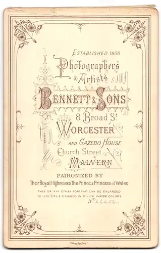 Fotografie J. Bennett & Sons, Worcester, 8, Broad St., Portrait junger Herr im Anzug mit Krawatte