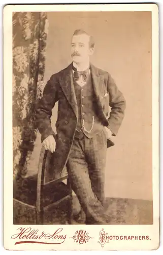Fotografie Hellis & Sons, London-W., 211 & 213, Regent St., Portrait junger Herr in modischer Kleidung