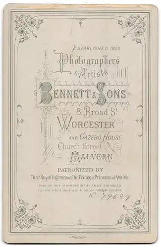 Fotografie T. Bennett & Sons, Worcester, 8, Broad St., Portrait ältere Dame mit Kragenbrosche