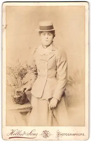 Fotografie Hellis & Sons, London-SW, 30, Clapham Road, Portrait modisch gekleidete Dame mit Stock