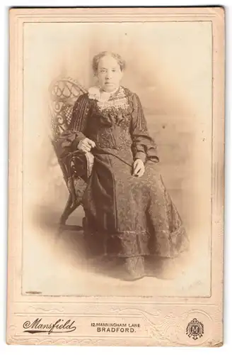 Fotografie Mansfield, Bradford, 12, Manningham Lane, Portrait ältere Dame im bestickten Kleid