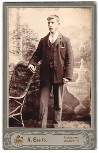 Fotografie H. Cutts, Warsop, Portrait junger Herr in modischer Kleidung