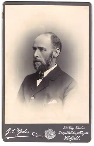 Fotografie G. V. Yates, Scheffield, Portrait eleganter Herr mit Vollbart