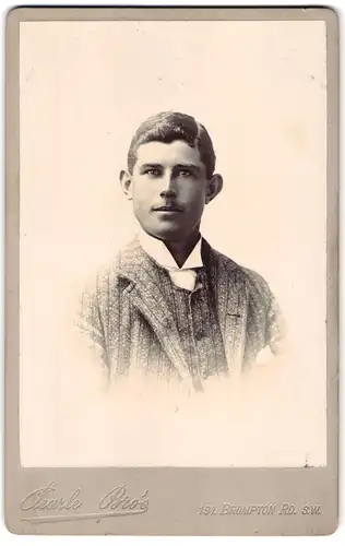 Fotografie Searle Bros, London-SW, 191, Brompton Rd., Portrait junger Herr im modischen Anzug