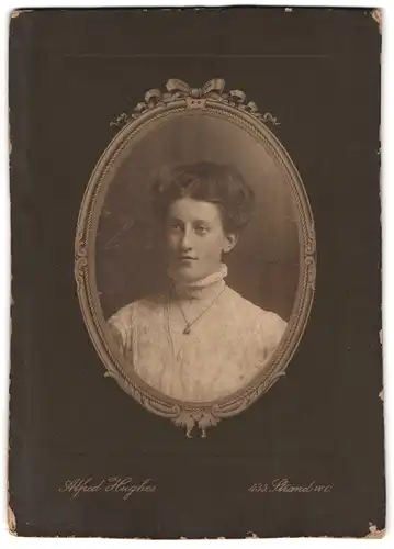 Fotografie Alfred Hughes, London-WC, 433, Strand, Brustportrait elegante Dame mit Halskette