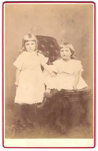 Fotografie unbekannter Fotograf und Ort, Portrait zwei kleine Mädchen in weissen Kleidern