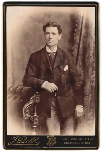 Fotografie J. Bell, Frome, Catherine St., Portrait junger Herr in modischer Kleidung