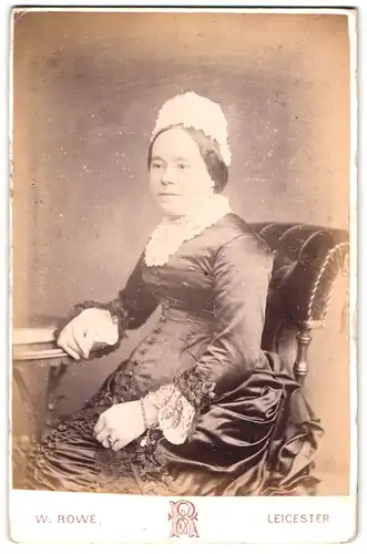 Fotografie W. Rowe, Leicester, 82 High St., Portrait edle Dame mit Haube