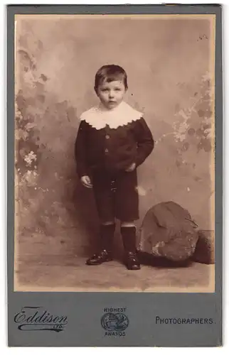 Fotografie Eddison Ltd., Liverpool, 71 A, Bold St., Portrait kleiner Junge in hübscher Kleidung