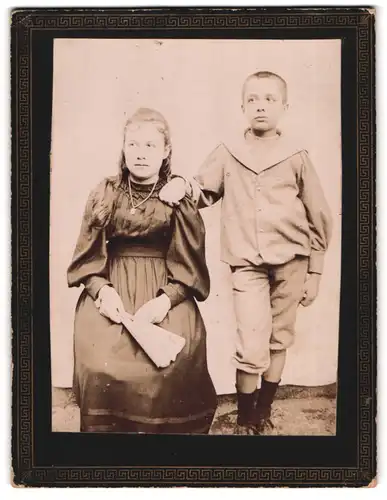 Fotografie unbekannter Fotograf und Ort, Portrait junges Mädchen im Kleid mit Fächer und einem Jungen
