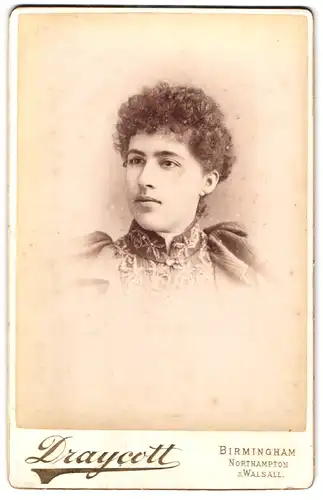 Fotografie Draycott, Birmingham, Portrait junge Dame im bestickten Kleid
