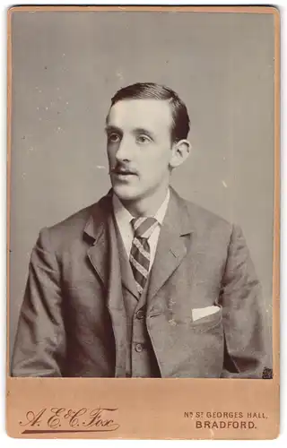 Fotografie A. E. & C. Fox, Bradford, Bridge Street, Portrait charmanter Herr mit Oberlippenbart
