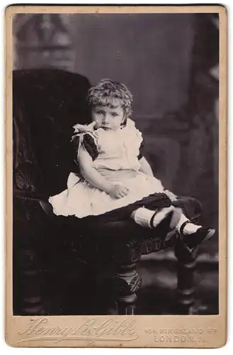 Fotografie Henry R. Gibbs, London-N., 454, Kingsland Rd., Portrait kleines Mädchen im hübschen Kleid