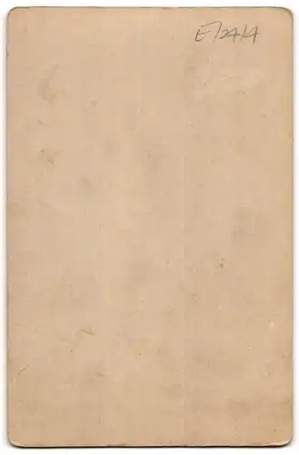 Fotografie Henry R. Gibbs, London-N., 454, Kingsland Rd., Portrait kleines Mädchen im hübschen Kleid