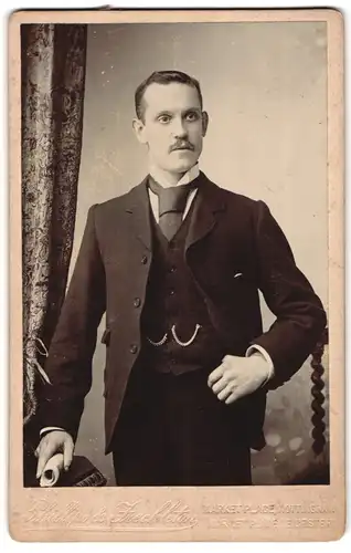 Fotografie Phillips & Freckleton, Nottingham, Market Place, Portrait junger Herr im Anzug mit Oberlippenbart