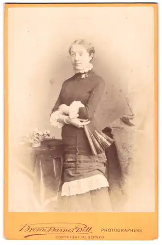 Fotografie Brown - Barnes & Bell, London, 220 & 222, Regent St., Portrait elegante Dame mit Fächer