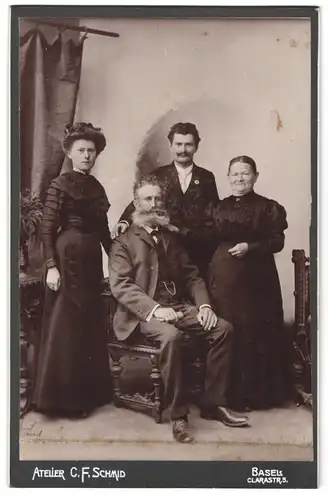Fotografie C. F. Schmid, Basel, Clarastrasse 5, Portrait älteres Paar mit junger Dame und Herrn in eleganter Kleidung