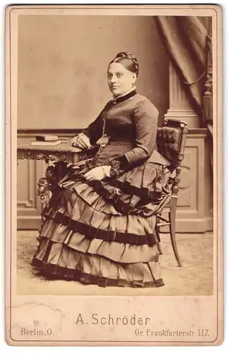 Fotografie A. Schröder, Berlin-O., Gr. Frankfurterstrase 117, Portrait junge Dame in modischer Kleidung
