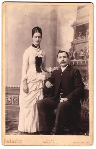 Fotografie Buckwalter, Kansas City, Mo., 618, Main St., Portrait junges Paar in eleganter Kleidung