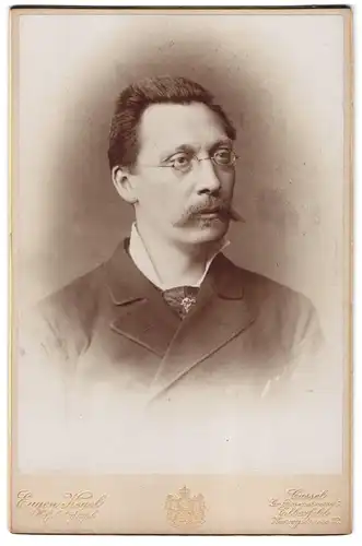 Fotografie Eugen Kegel, Kassel, Gr. Rosenstrasse 5, Portrait stattlicher Herr mit Brille und Schnauzbart