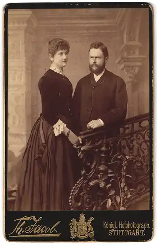 Fotografie Th. Jacob, Stuttgart, Portrait junges Paar in hübscher Kleidung