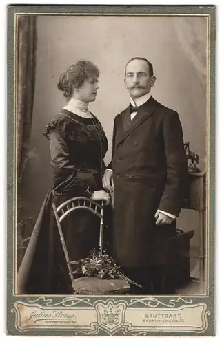 Fotografie Julius Stoess, Stuttgart, Sophienstrasse 36, Portrait junges Paar in eleganter Kleidung