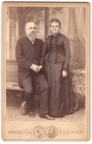 Fotografie W. Mayer, Esslingen, Portrait älteres Paar in hübscher Kleidung