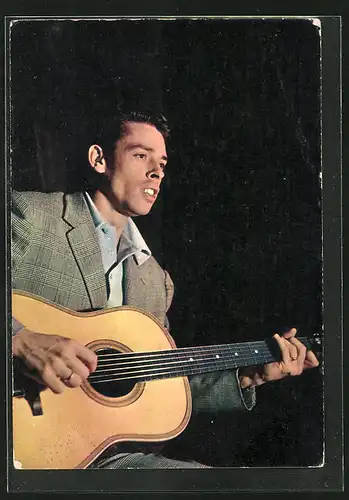 AK Musiker Jacques Brel mit Gitarre