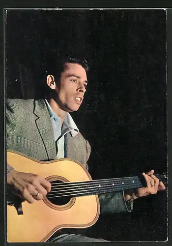 AK Musiker Jacques Brel mit Gitarre