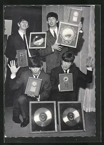 AK Musiker der Band The Beatles zeigen ihre Preise