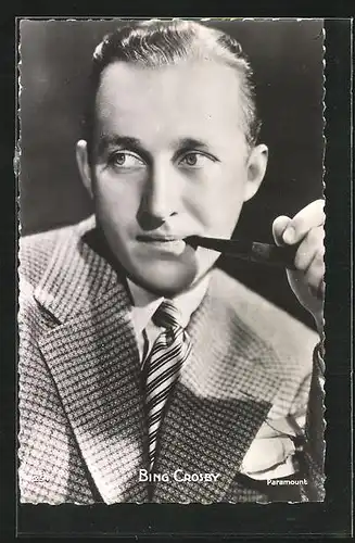 AK Musiker Bing Crosby mit Pfeife