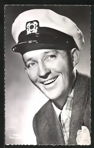 AK Musiker Bing Crosby mit Kapitänsmütze