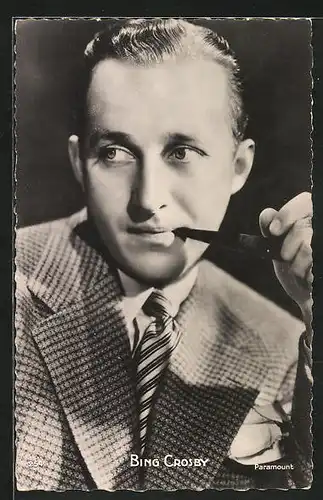 AK Musiker Bing Crosby mit Pfeife