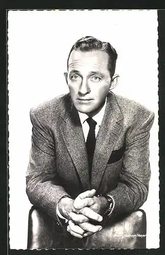 AK Musiker Bing Crosby an Stuhl lehnend