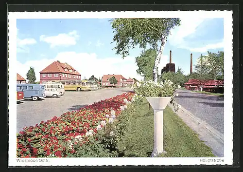 AK Wiesmoor /Ostfr., Hauptstrasse mit Blumenbeeten