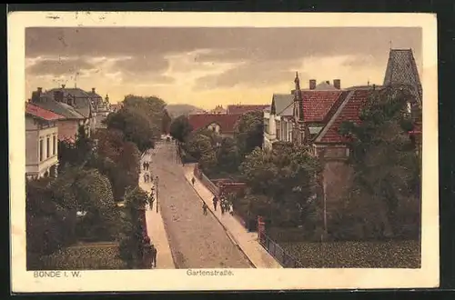 AK Bünde i. W., Gartenstrasse mit Passanten