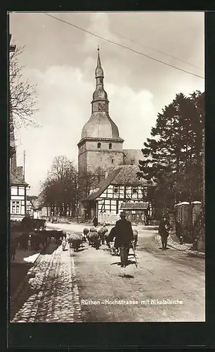 AK Rüthen, Hochstrase mit Nikolaikirche und Schafherde