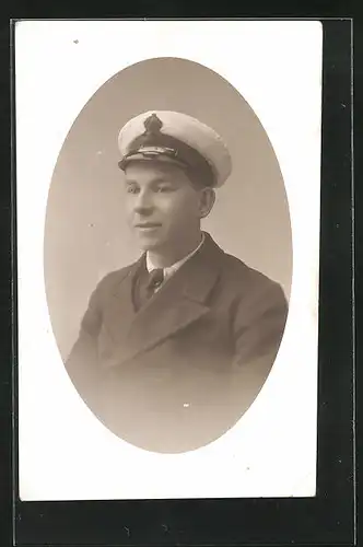 Foto-AK Junger Offizier auf einem Kriegsschiff, in Uniform