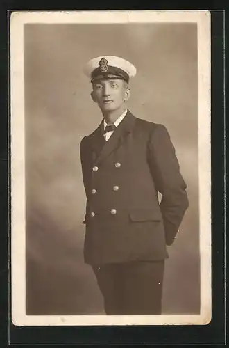 Foto-AK Offizier auf einem britischen Kriegsschiff, in Uniform