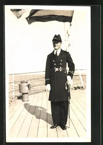 Foto-AK Britischer Offizier in Uniform an Deck eines Kriegsschiffes