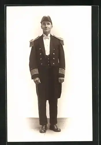 Foto-AK Offizier eines britischen Kriegsschiffs in Uniform