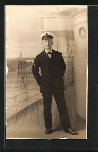 Foto-AK Offizier eines britischen Kriegsschiffs in Uniform vor Studiokulisse