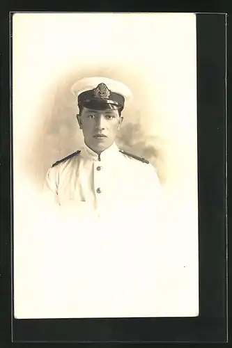 Foto-AK Offizier eines britischen Kriegsschiffs in weisser Uniform
