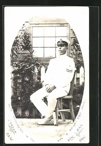 Foto-AK Offizier eines britischen Kriegsschiffs in Uniform auf einem Stuhl sitzend