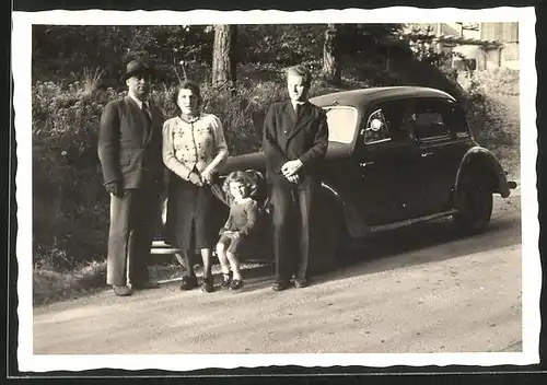 Fotografie Auto Wanderer W24, Familie posiert am PKW