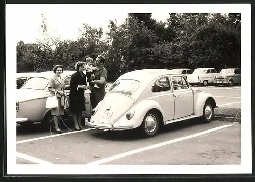 Fotografie Auto VW Käfer, Familie mit Volkswagen PKW auf einem Parkplatz