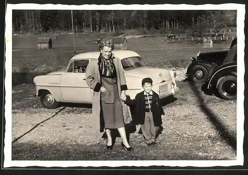 Fotografie Auto Opel, hübsche junge Mutter mit Sohn nebst PKW