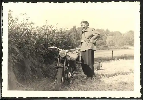 Fotografie Motorrad, hübsche junge Frau neben Krad