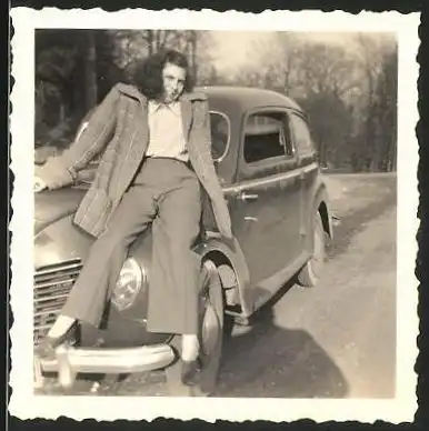 Fotografie Auto Ford Taunus, hübsche brünette Dame auf Kotflügel sitzend